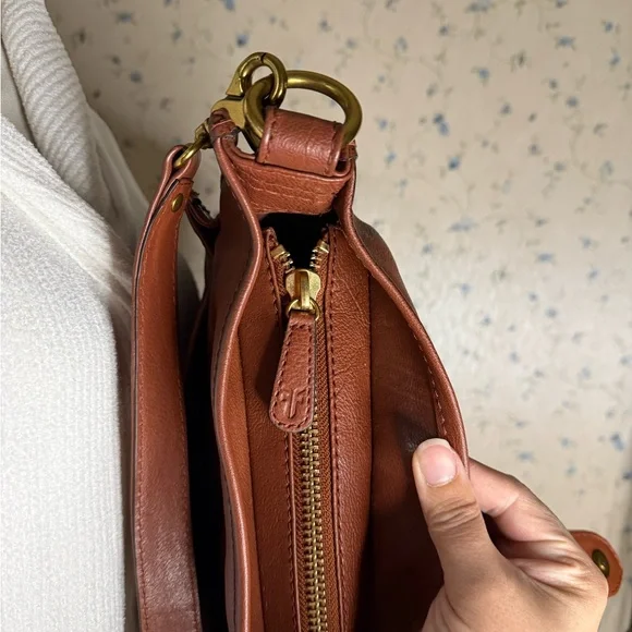 FRYE NWT Madison crossbody purse bag in cognac brown leather gold hardware - Picture 5 of 8
